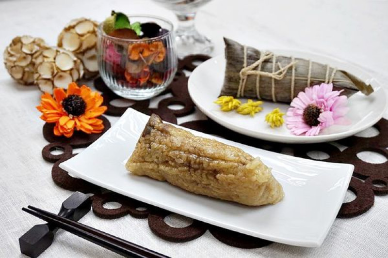 [伴手禮] 新東陽端午節粽子，送禮自己吃兩相宜！湖州粽、麻油雞粽、培根黑豬肉粽、紫米八寶甜粽，好粽意！雪藏綠豆糕吃在嘴裡，甜在心裡！