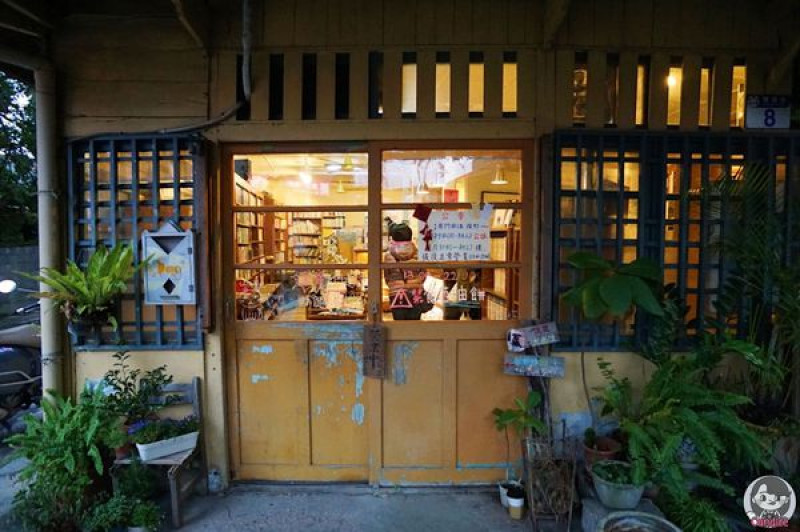 [好店/花蓮]時光二手書店 日式老宅之於老書 ​​為了與你相遇 一個午後一杯咖啡兩隻貓好幾本書的時光 坎蒂斯慢活花蓮