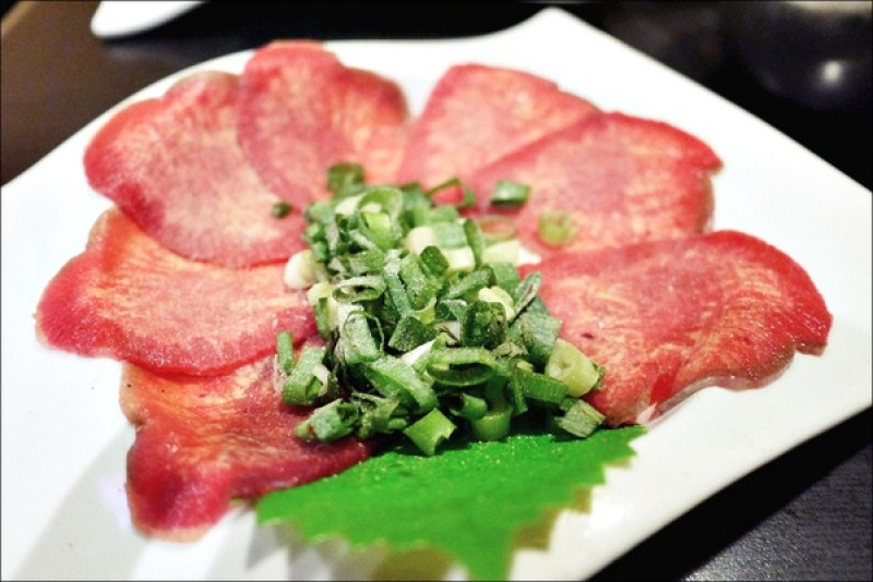 烤物有特色、擺盤具匠心，適合上班族的休閒夜烤【燒肉眾精緻炭火燒肉】