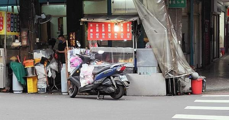【板橋美食】懷念臭豆腐｜被臭豆腐耽誤的超大份量美味乾意麵小吃店！