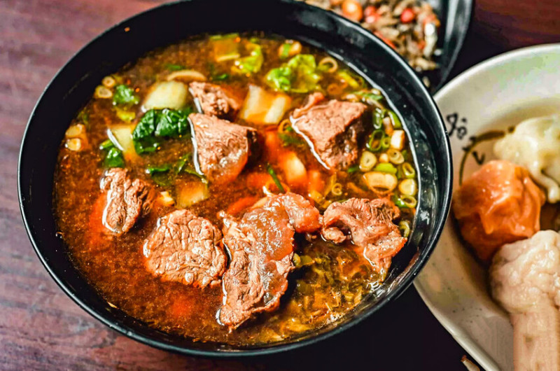 新北市板橋區二哲家牛肉麵水餃專賣店｜在地人都很愛的牛肉麵水餃神店，百元出頭牛肉麵給七大塊牛肉！