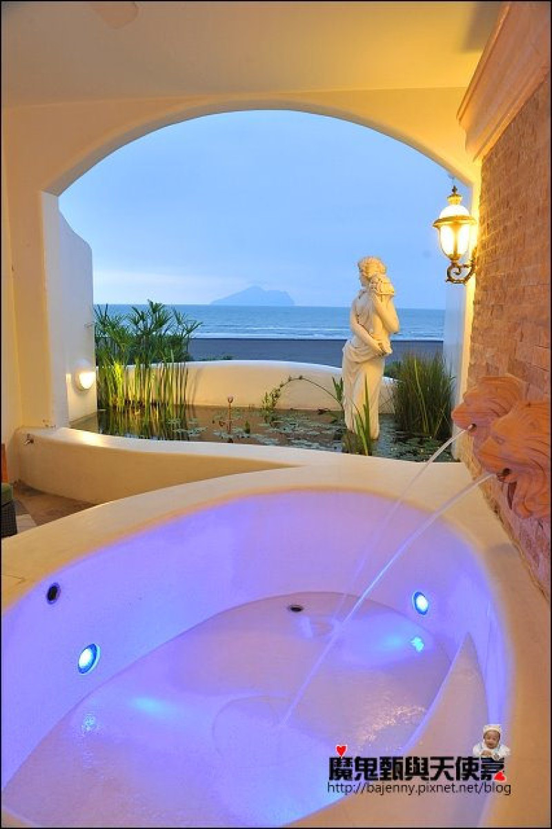 《宜蘭頭城民宿景點》真情非凡行館~出門口即達外澳海灘．房間內就看得到龜山島日出的海景民宿