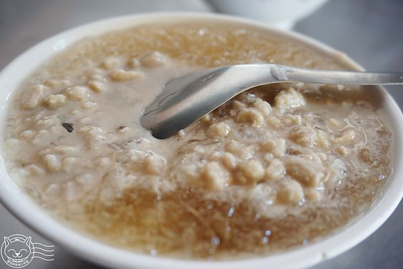 【星羽愛美食-台中】超平價消暑祕方，滿滿花生綿密豆花超享受，麻糬也好Q好好吃喔!!~忠孝豆花。