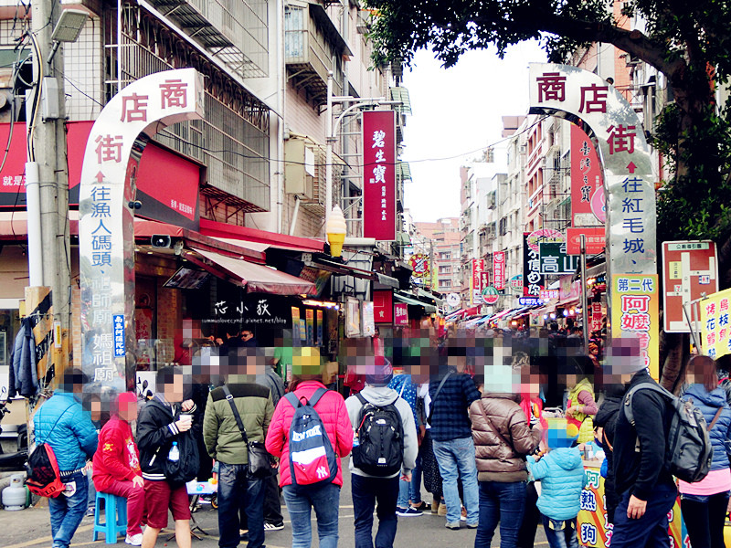 淡水河岸老街一日遊。吃吃喝喝，淡水老街必吃3樣美食小吃，排隊超誇張的古早味現烤蛋糕，看看海吹吹風看夕陽來這裡放鬆心情走走散散心最適合了!