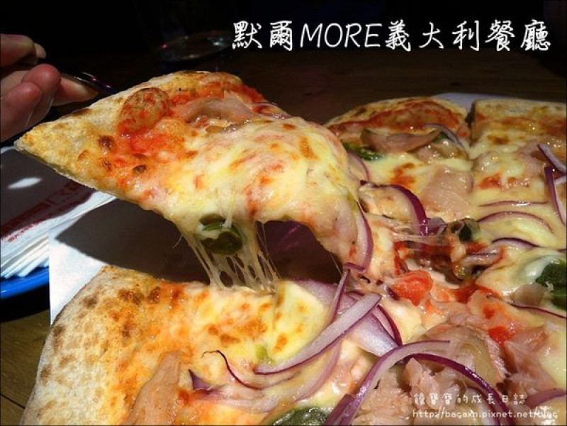 【台中│北屯】默爾MORE義大利餐廳。燈光美氣氛佳，手工窯烤披薩非常美味～