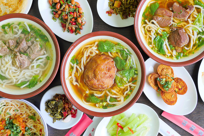 台中_張家麵館：紅油臭豆腐香辣夠味推薦必點！ 拳頭一樣大獅子頭麵超搶手！好多名人推薦眷村菜老味道！