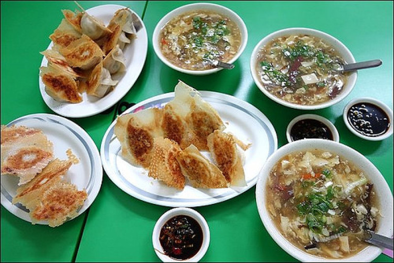 《大台中排隊美食》有翅膀會噴汁的小六鍋貼