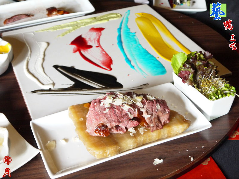 調色盤上用烤鴨作畫??!! 印月創意東方宴年度大作「藝鴨三吃」～～