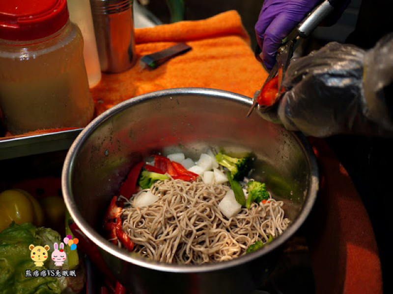 
【逢甲夜市】雞婆鹹水雞40元蔬菜拌麵
