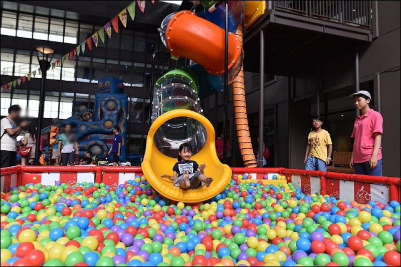 《宜蘭親子飯店》蘭城晶英酒店~宜蘭賽車主題親子住宿再進化．新增1層樓高溜滑梯溜進芬朵奇堡遊戲區！