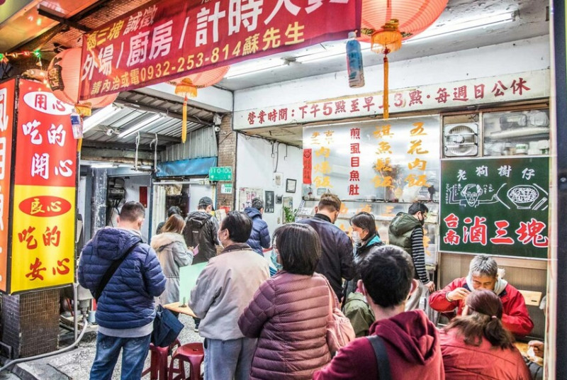 台北市北投區台南滷三塊｜半夜一點還要排隊？必吃招牌五花肉飯、煎虱目魚肚