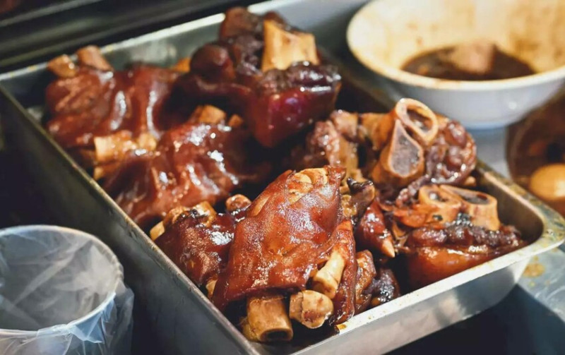 台北市萬華區西門麵店｜香噴噴六十年老牌滷豬腳！24小時都可以吃到銷魂豬腳飯，極脆涼麵也是一絕