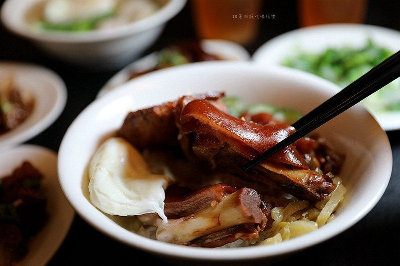 西門麵店｜在地飄香一甲子古早味麵店，銷魂豬腳飯、極脆涼麵更是必點招牌