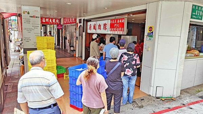 【台北肉粽】王記府城肉粽-比一般還要貴！1顆70元的肉粽不少人排隊購買的超人氣店家