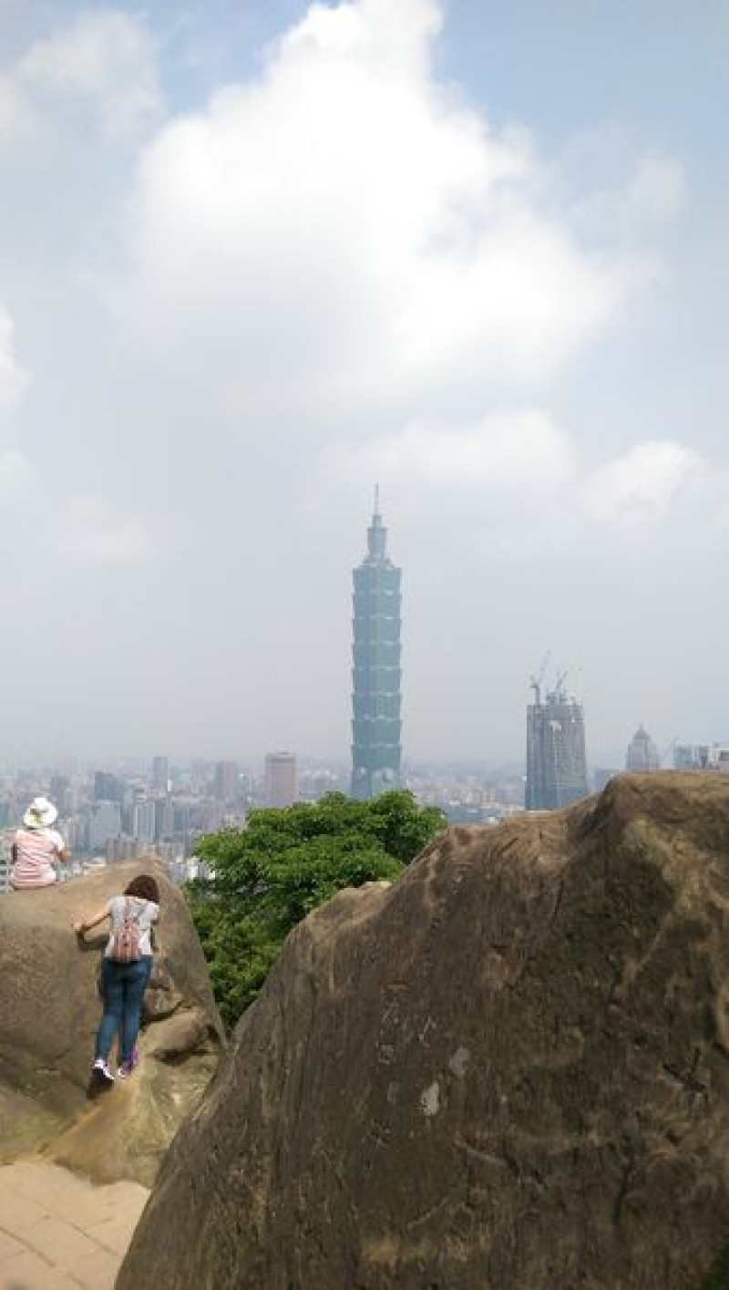 象山步道：俯瞰101+六巨石+一線天奇景
