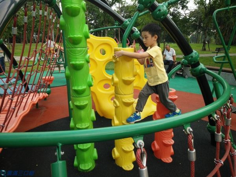 【遊記】高雄三民_金獅湖兒童遊戲場@我在蝴蝶仙子上爬過來 爬過去