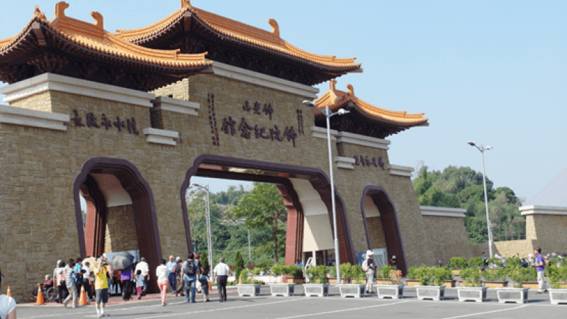 [高雄景點推薦] 佛陀紀念館 – 大佛與寶塔映入眼簾，帶給你視覺的震撼、心靈的沉澱