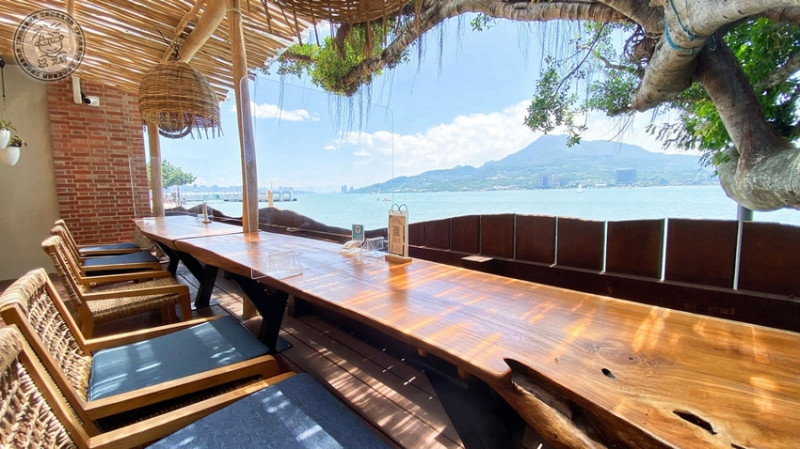 【 一日一便當 ．網美餐廳】不用出國瞬間也能到峇里島．這裡不只好拍，東西也相當好吃！水灣餐廳WaterFront－榕堤店