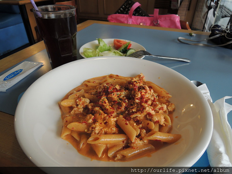台中．平價夠味份量多的辣味檸檬碎雞肉麵@逗趣義式餐館