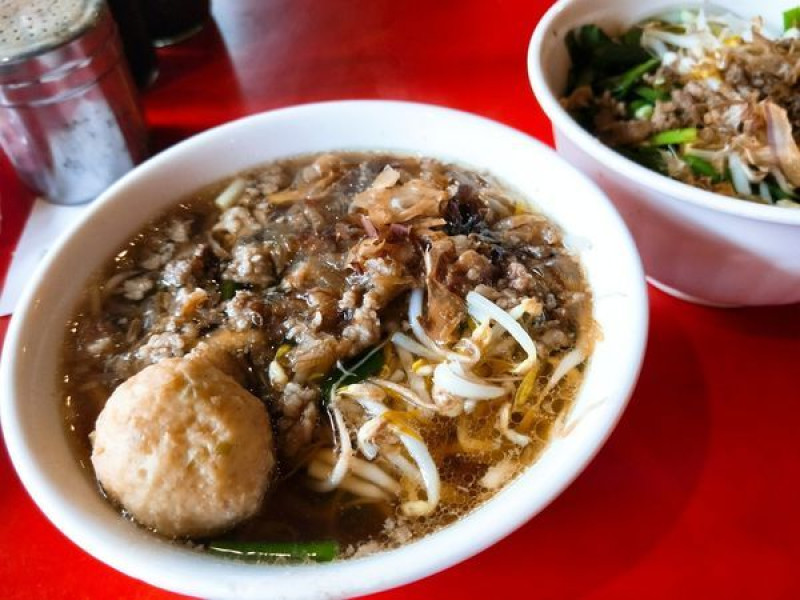 美食【台東。榕樹下】必吃米苔目｜小菜飲料都值得一吃｜居然連排隊也都不無聊｜內附完整MENU