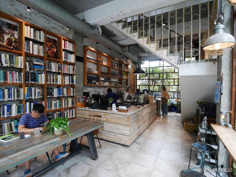 右舍咖啡。彰化美食│注入老靈魂與人文氣息的藝術咖啡廳，彰化人氣咖啡廳推薦 - 黑皮的旅遊筆記