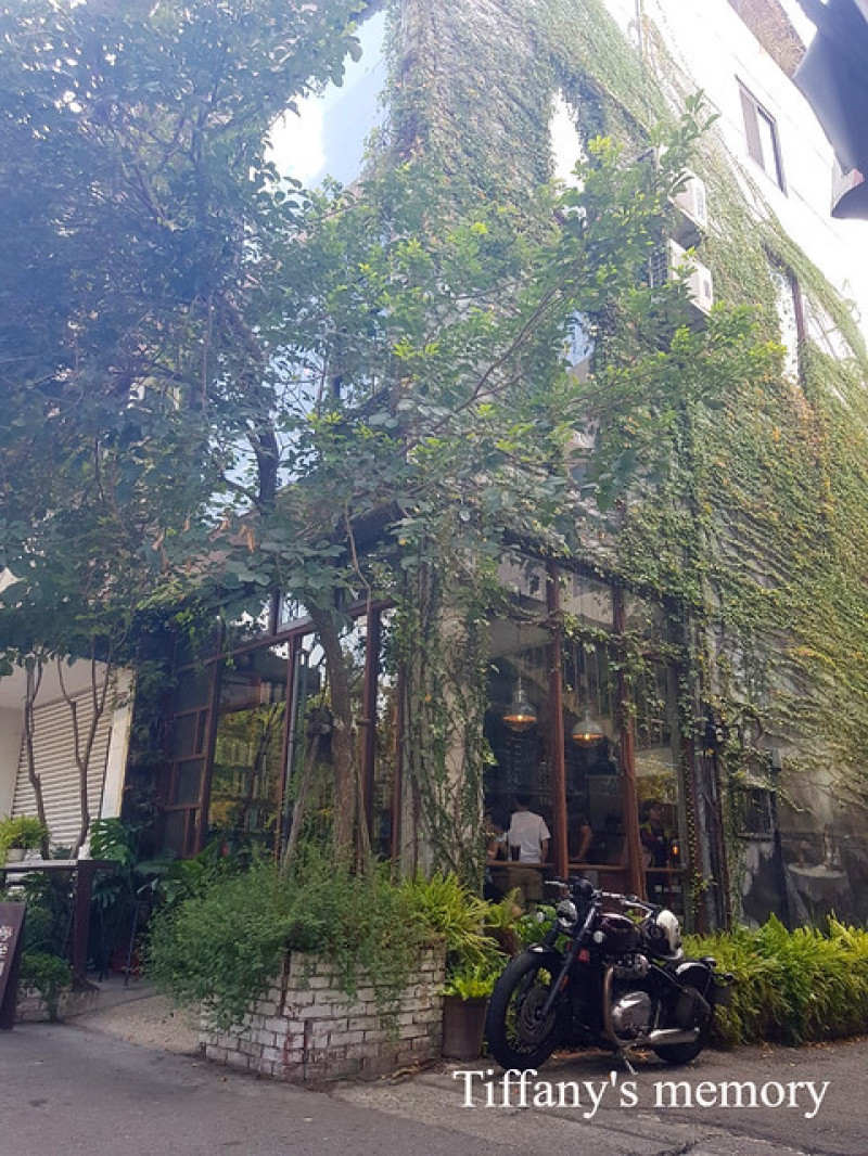 【彰化員林】員林火車站附近，被藤蔓層層包圍，有如叢林般充滿生機、綠意盎然的老宅改建咖啡廳-右舍咖啡