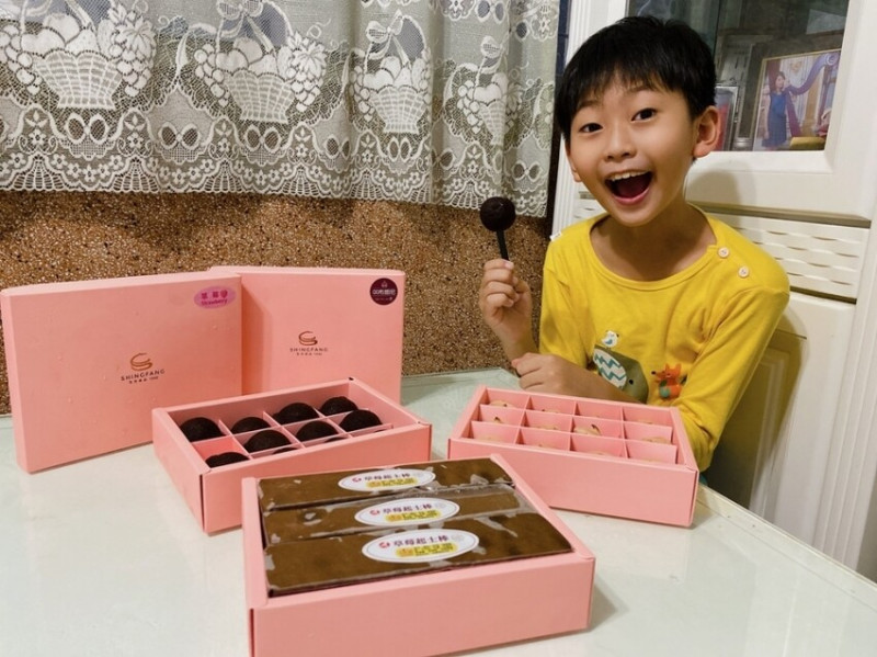 大溪70年老店-杏芳食品 季節限定 草莓乳酪球禮盒、草莓起士棒禮盒和QQ布朗尼禮盒，今年草莓季最幸福的甜點
