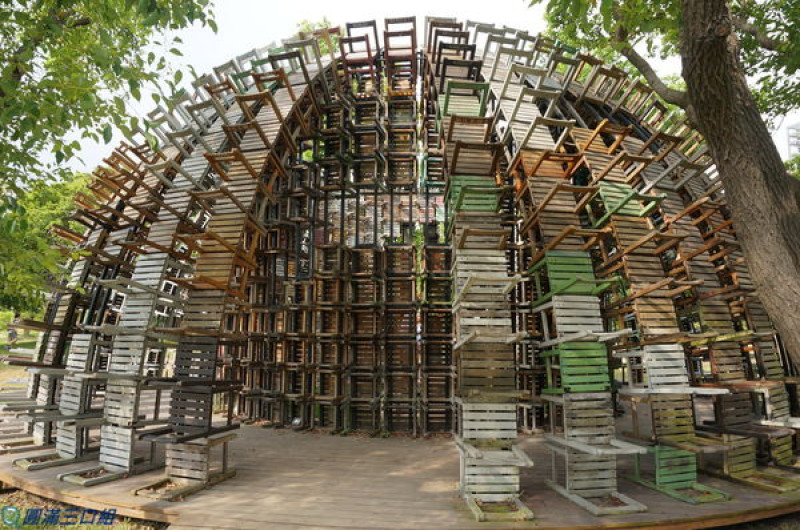 【遊記】駁二藝術特區_椅子樂譜@舊桌椅的再利用 回憶童年與大地共舞的美妙滋味