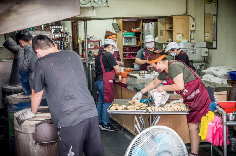 宜蘭縣羅東鎮羅東碳烤燒餅｜炭火烤胡椒餅就是香！在地人都不說的低調炭烤胡椒餅