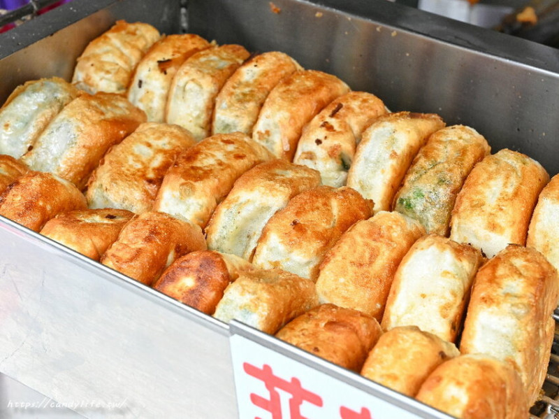 一品香水煎包｜皮薄餡多，咬下去會大爆汁的豬肉餡餅在這裡，還有招牌水煎包一顆只要12元～