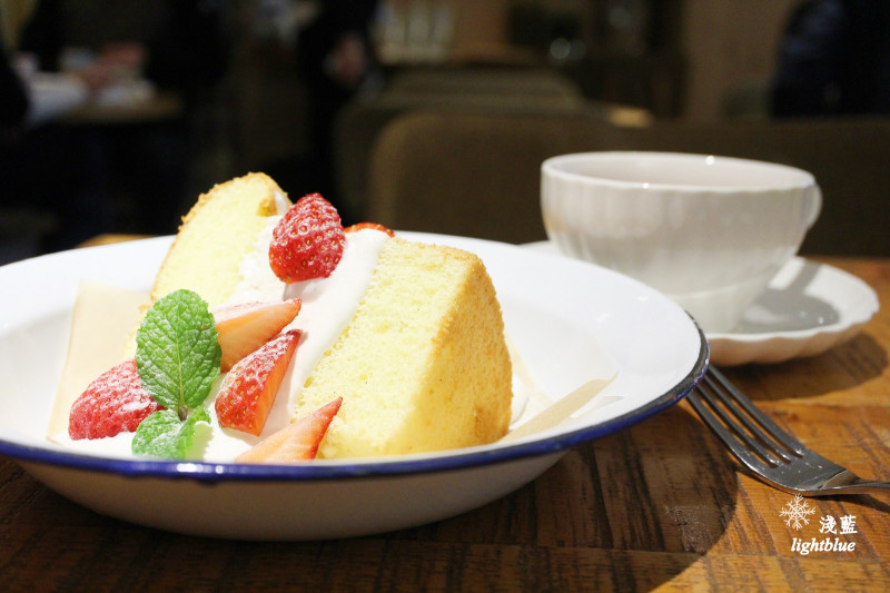 [ 民生社區美食 ] 淺藍 × 樂樂咖啡 ～期間限定酸味甜點，原味草莓戚風