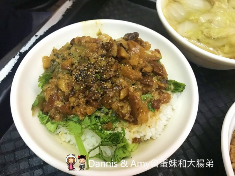 《新竹城隍廟吃什麼》柳家肉燥飯。白菜魯。老公記憶中的古早好味道︱（影片） - Dannis & Amy魯蛋妹和大腸弟