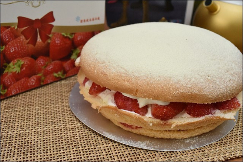 《團購美食》桃園佳樂精緻蛋糕專賣店~經典原味波士頓派&冬季限定草莓波士頓派&草莓桑堤鮮奶油蛋糕