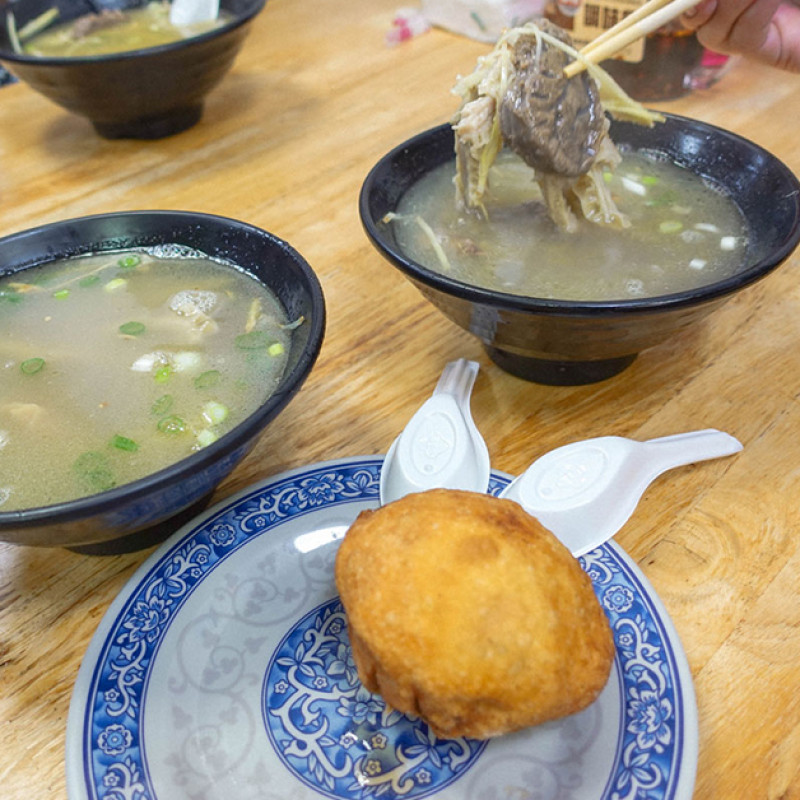 澎湖美食。北新橋牛雜湯  在地人必吃早餐一條街  超特別台灣吃不到的炸餡餅