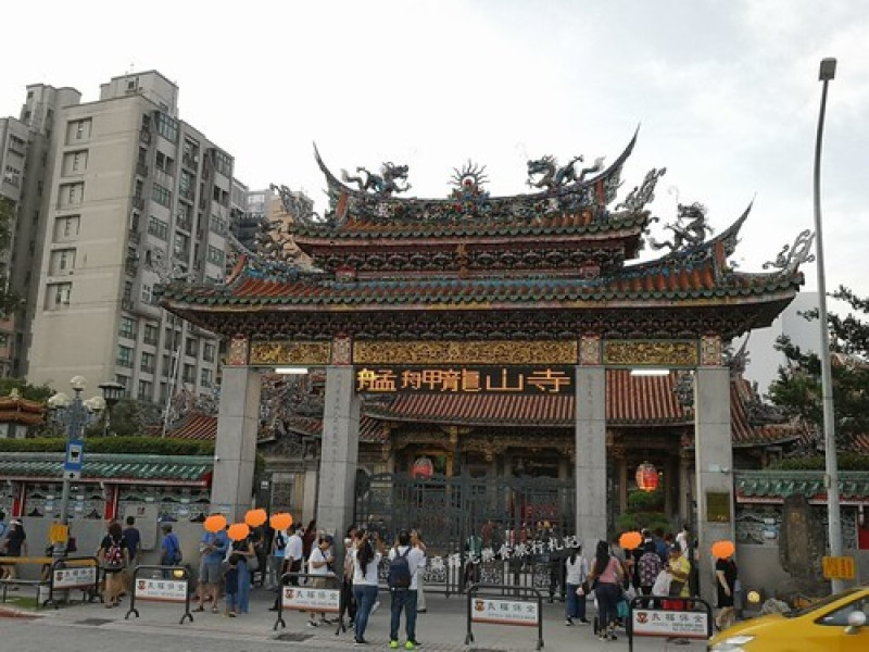 【台北 萬華】台北知名古蹟、全台十大月老，求桃花、脫單、紅線、姻緣、感情『龍山寺』
