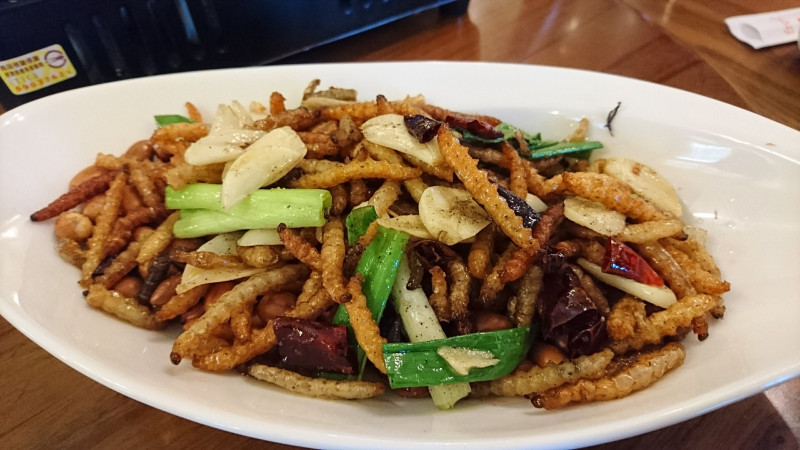 南投清境~魯媽媽雲南擺夷料理~香酥竹蟲試膽量~超火紅餐廳~必吃異國風料理美食~