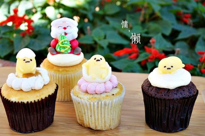 [板橋美食] 蛋黃哥杯子蛋糕，萌翻、也搶翻了！❐克勞蒂杯子蛋糕Cloudy Cupcake♡ 懶懶的，不想出門阿(扭) 板橋大遠百美食/板橋大遠百美食街/板橋美食/板橋甜點/板橋下午茶/台北杯子蛋糕/