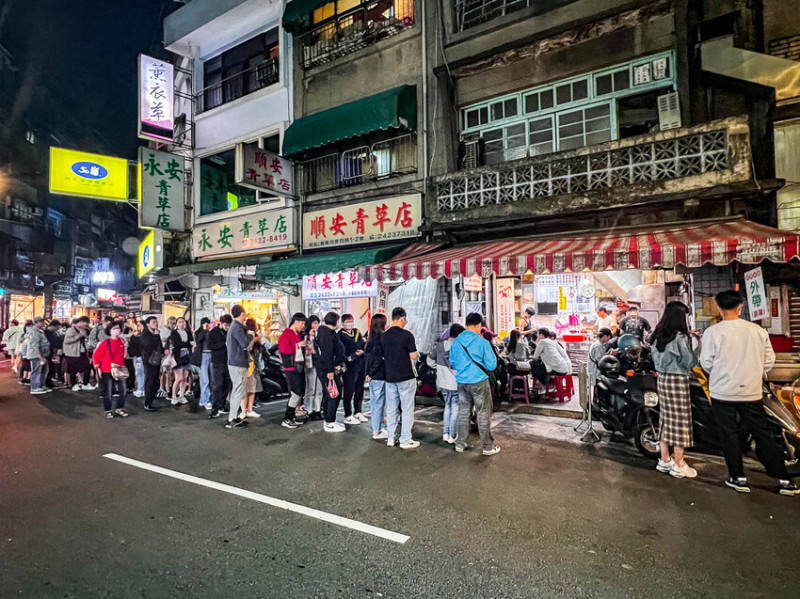 基隆市仁愛區阿華炒麵｜歷史悠久的排隊名店，總是大排長龍的咖哩炒麵