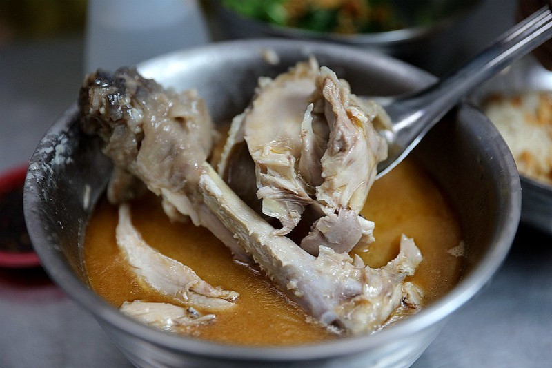 超人氣米其林麻油雞！湯頭清爽不膩口，藏身夜市巷弄，限量雞腿想吃要趁早