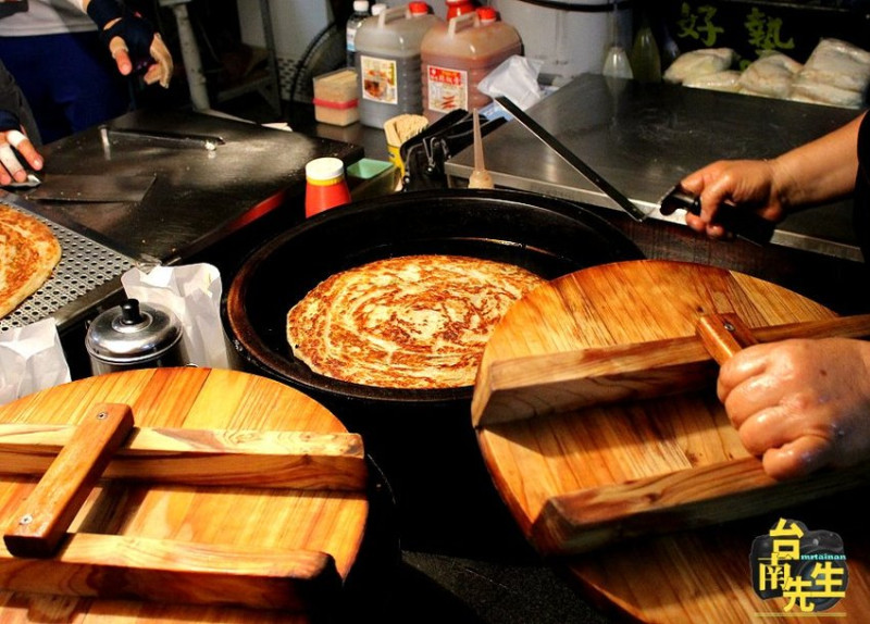 台南蔥油餅／只賣1樣飄香將近20年／自製麵糰現點現煎／限量供應賣完提早收／一擺攤就排隊／在地人從小吃到大
