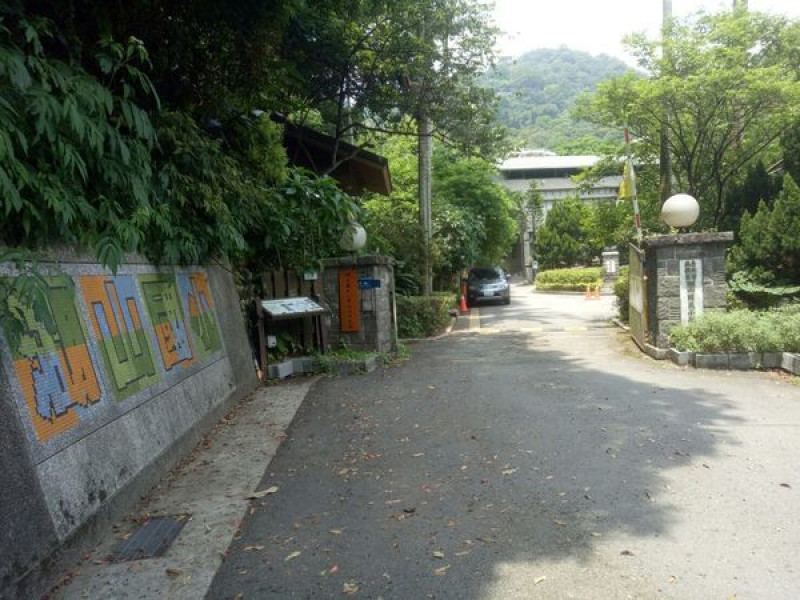 [台北]北投區湖山國小/全台唯一冷泉溫泉美人湯體驗小學/樹屋攀爬磨石子滑梯/捷運北投站親子景點/台北捷運親子景點/特色小學