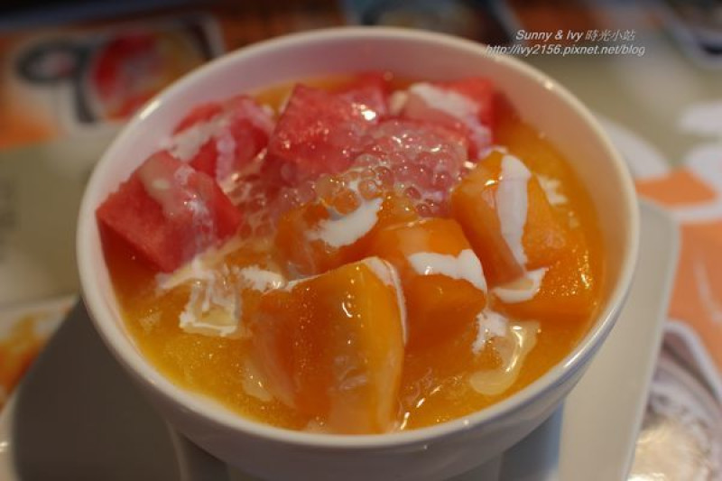 【台北大安食記】騷豆花一號店。混搭的創意豆花，季節限定的水果絕配滋味