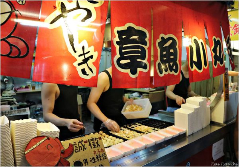 [宜蘭羅東]羅東夜市1077章魚小丸子|七粒章魚小丸子只要$40|金黃軟綿還有高麗菜及玉米配料