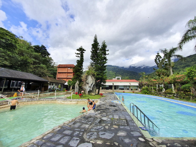 【知本溫泉推薦】 泓泉溫泉渡假村 一泊三食 SPA泡湯 溫泉煮蛋 卡拉OK 長輩旅遊路線 大人小孩笑哈哈