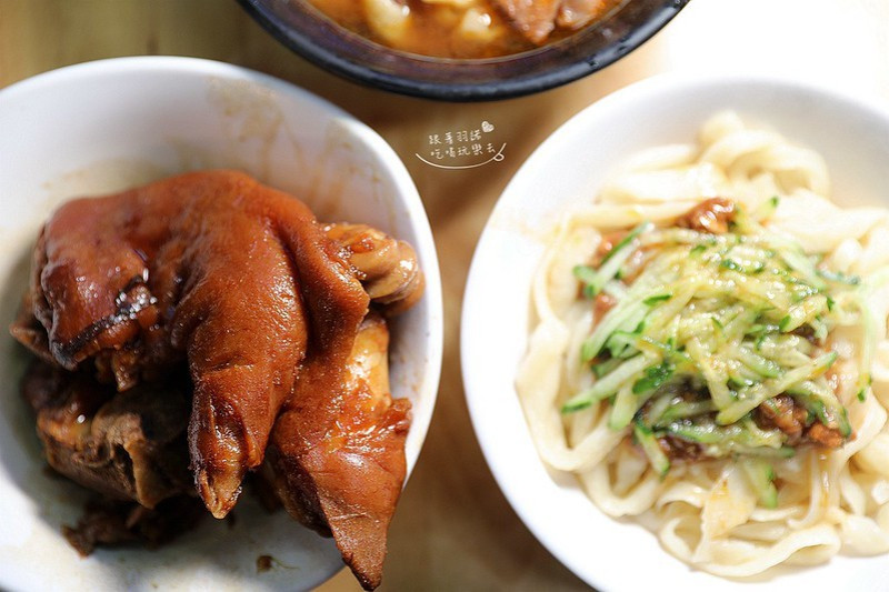 隱身市場經營近半世紀的老字號刀切牛肉麵！豪邁豬腳麵更是老饕的最愛