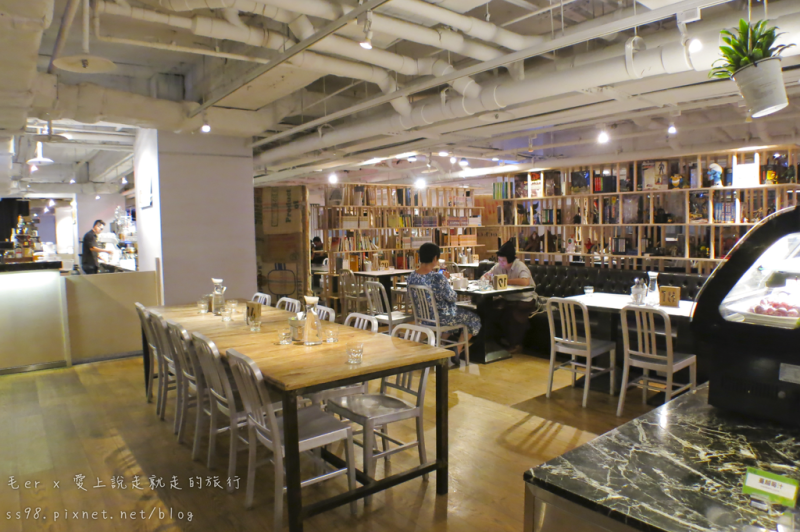 台北食記【捷運西門站】《意舍吃吧》 amba意舍酒店五樓　中西混合藝文自助Buffet　最讓我中意的是沙啦吧　適合朋友聚餐