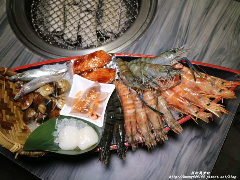 【台北信義區】信義區燒肉吃到飽『好客海鮮炭火燒肉吃喝到飽(台北信義店)』天使紅蝦、澎湖明蝦、巴掌蝦、泰國蝦通通吃到飽/live駐唱火烤兩吃/體驗券/捷運市政府
