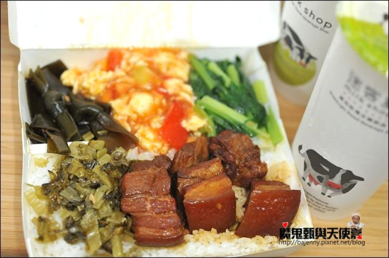 《捷運板南線/新埔站美食》成昌食堂(板橋排排隊便當店)．Milkshop迷客夏~綠光牧場酪農直營飲料店(板橋新開店)