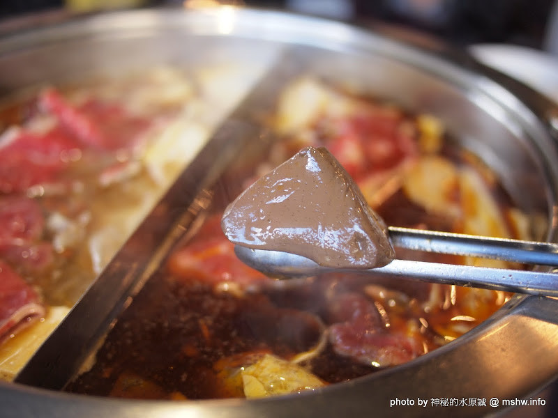 食材品質不一,湯頭特殊的養生鍋! 吃完菊花還會有灼熱感