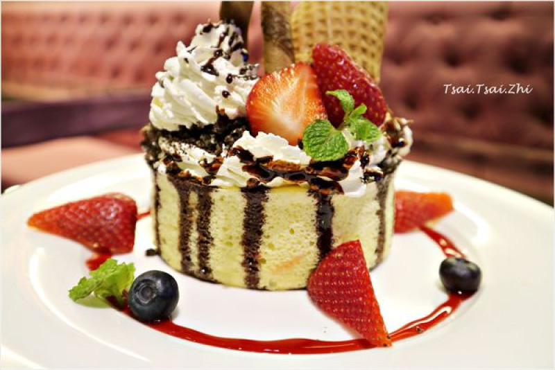 [新北板橋]栢金BIRKING-Waffle.Brunch.Bistro|BBQ炭烤豬肋排、海洋鮭魚班乃迪克蛋、厚切培根起司堡、繽紛莓果派對舒芙蕾厚鬆餅